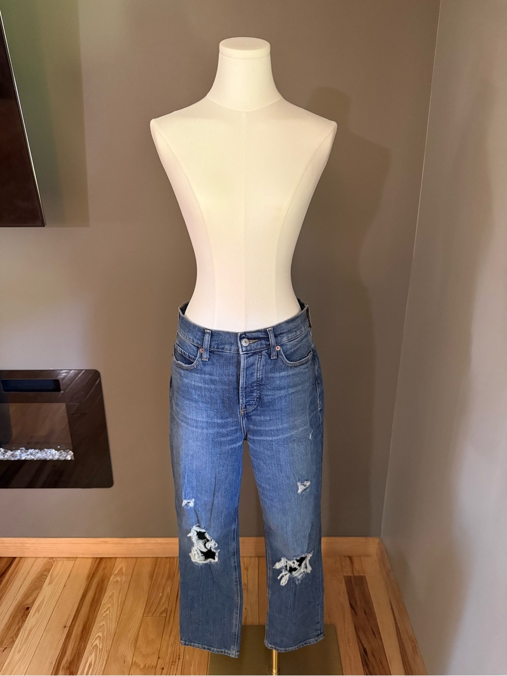 Old Navy Women's Medium Blue Distressed Straight-Leg Jeans